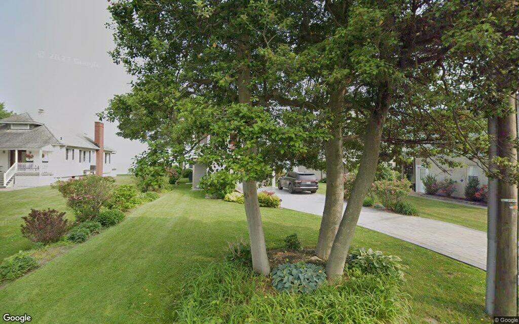 $990,000, single-family house at 3829 Bay Drive